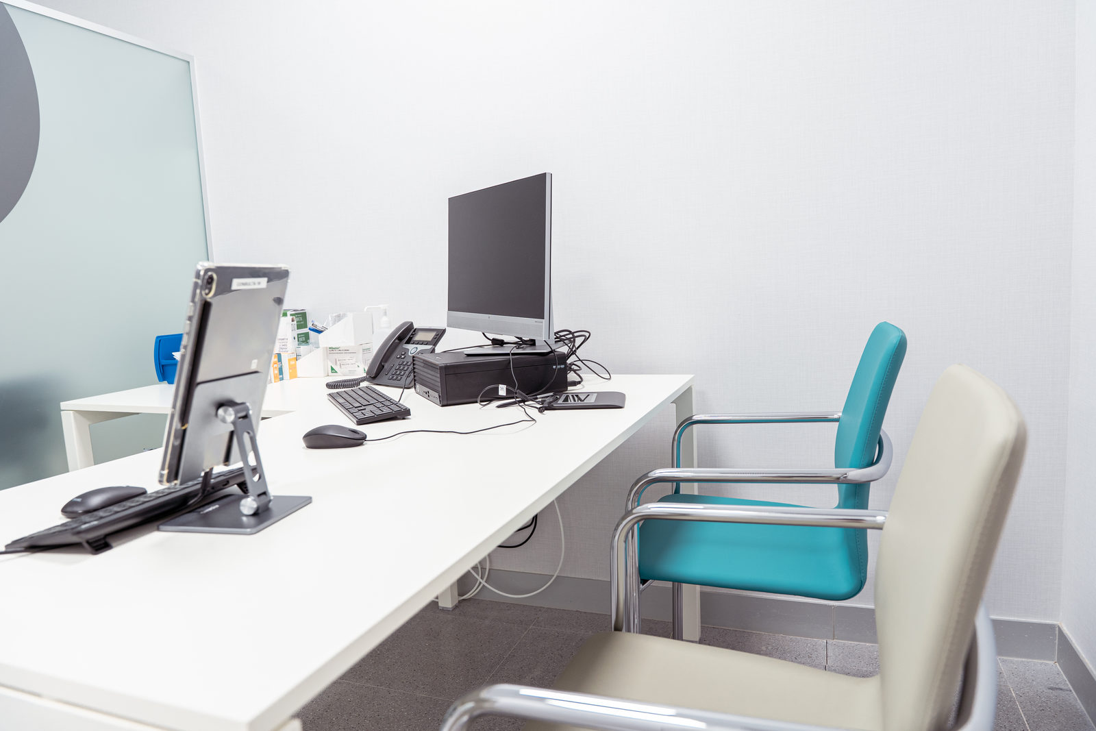 Heller, moderner Arbeitsplatz in einer Arztpraxis