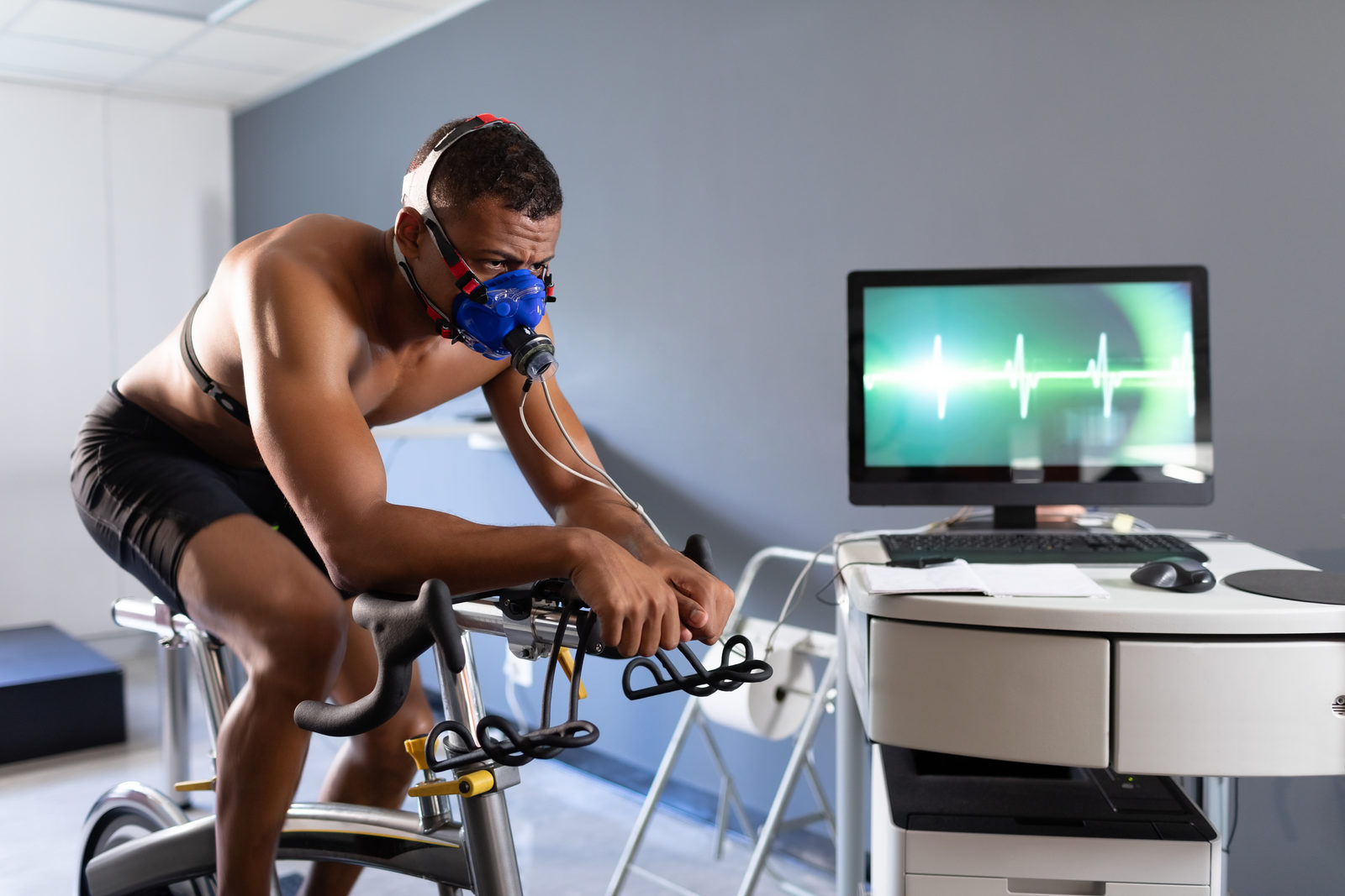 Belastungstest auf dem Fahrradergometer mit EKG-Elektroden