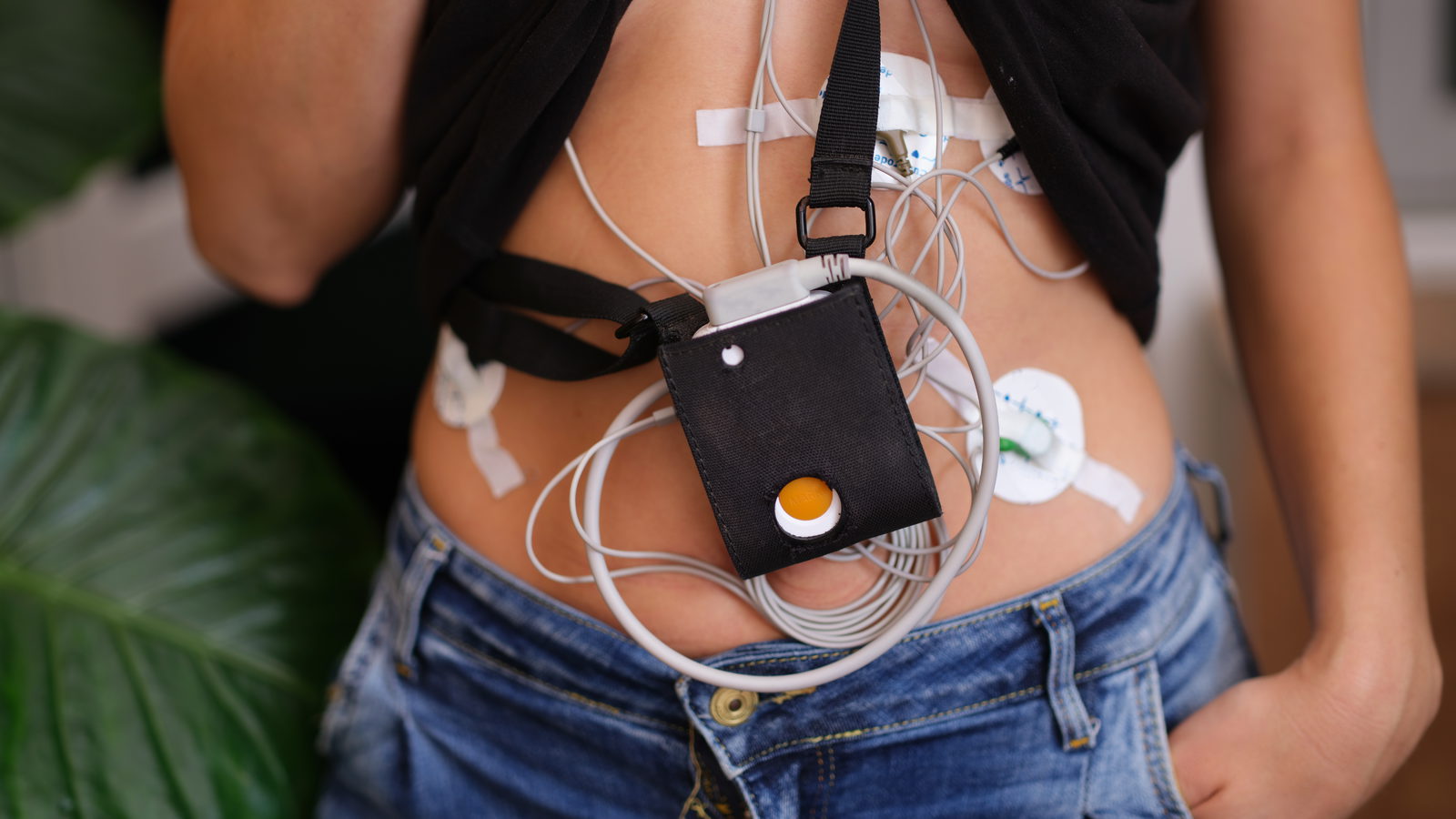 Langzeit-EKG-Rekorder mit Elektroden am Oberkörper